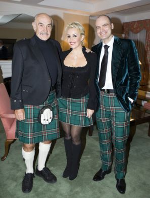 2 Sir Sean Connery, Tessa Hartmann and Sascha Hartmann in Sir Billi Tartan